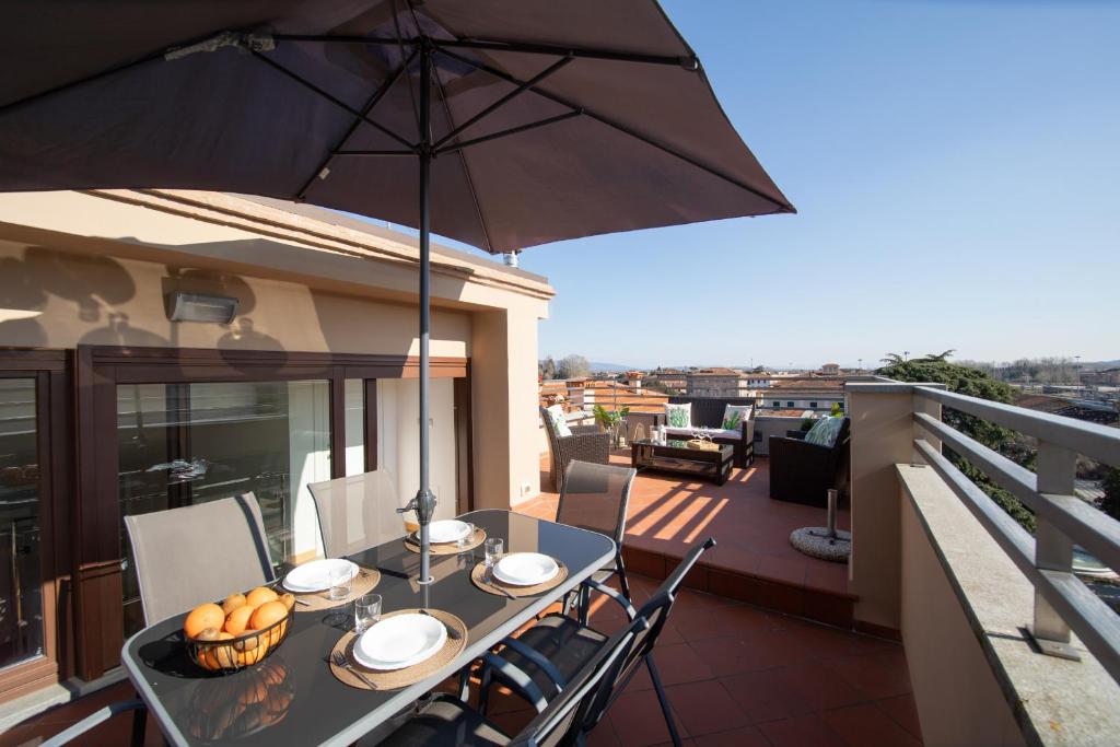 Rooftop Delight with Terrace – Lucca